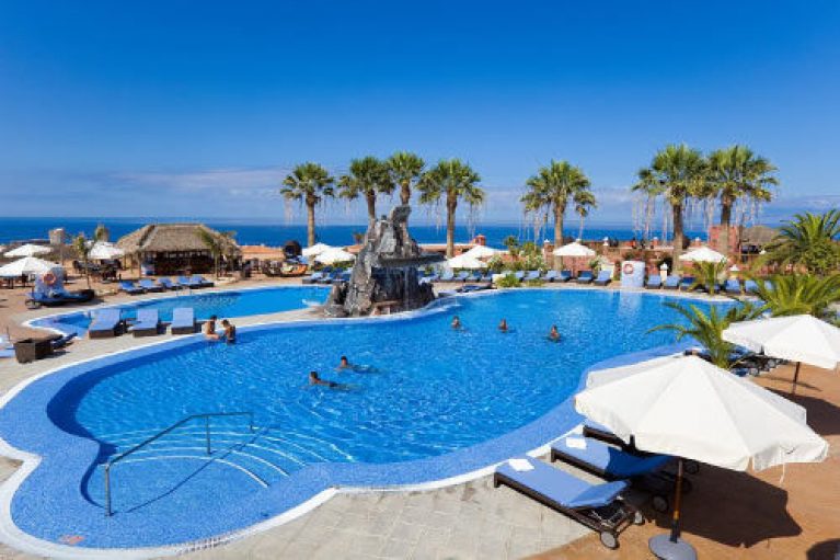 Heerlijk genieten in het aangename Tenerife. Halfpension en Vluchten