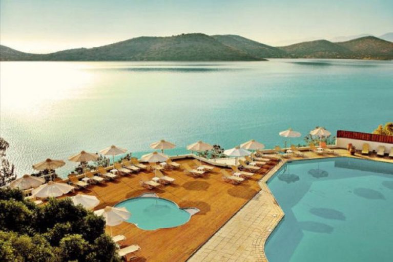 WAAUW! Heerlijk zomeren in dit prachtige resort op Kreta. Incl. halfpension en vluchten 💙