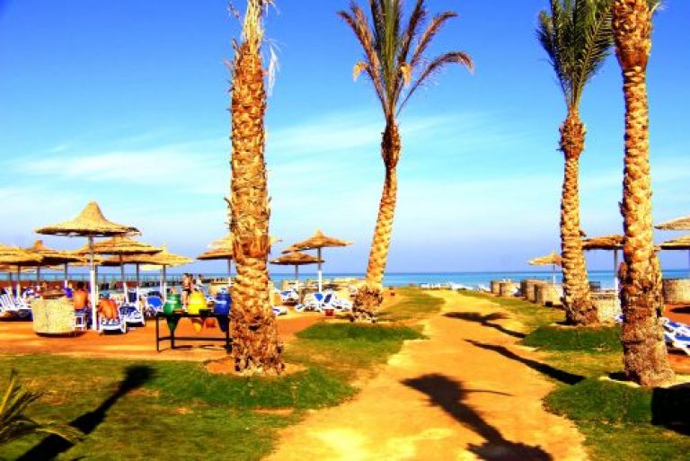 Hurghada in DELUXE kamers, all-inclusive, privéstrand en vluchten!