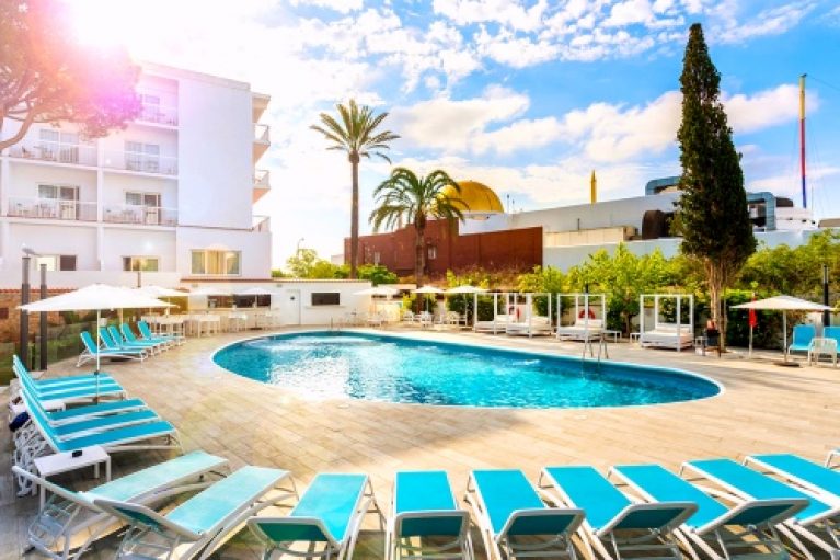 Feestje! 6 dagen IBIZA incl logies, ontbijt en vluchten