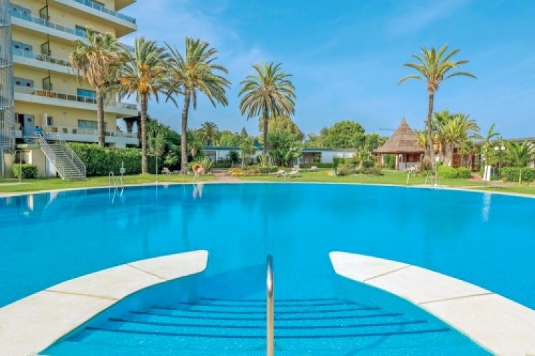 Heerlijk uitrusten in mooi hotel direct aan het strand van MALAGA. incl. Halfpension en vluchten