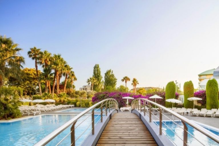 Zalig! Zonvakantie naar de COSTA BRAVA in prachtig Aqua hotel. Incl. vluchten en halfpension