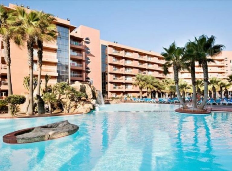 Er even tussenuit naar ROQUETAS DE MAR, elke dag genieten obv halfpension. Incl. vluchten