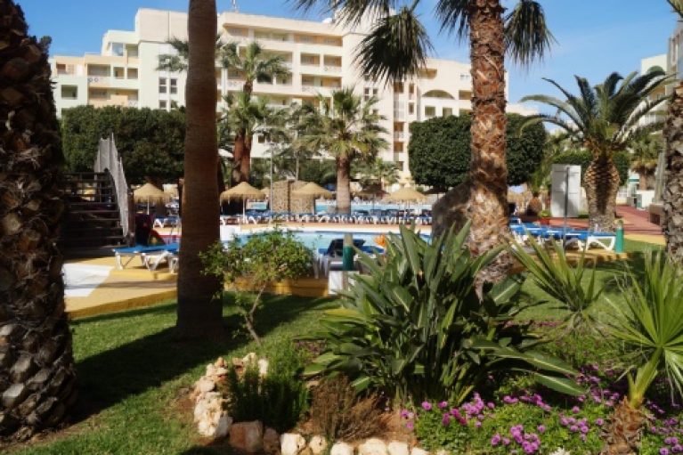 Zonvakantie naar de ROQUETAS DE MAR aan de Costa de Almeria. Incl. Vluchten en halfpension!