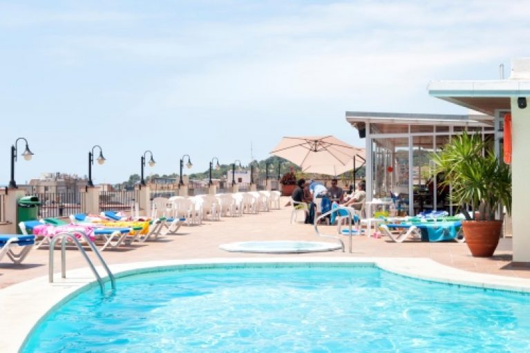 Genieten van een deugddoende vakantie in LLORET DE MAR. Halfpension en vluchten