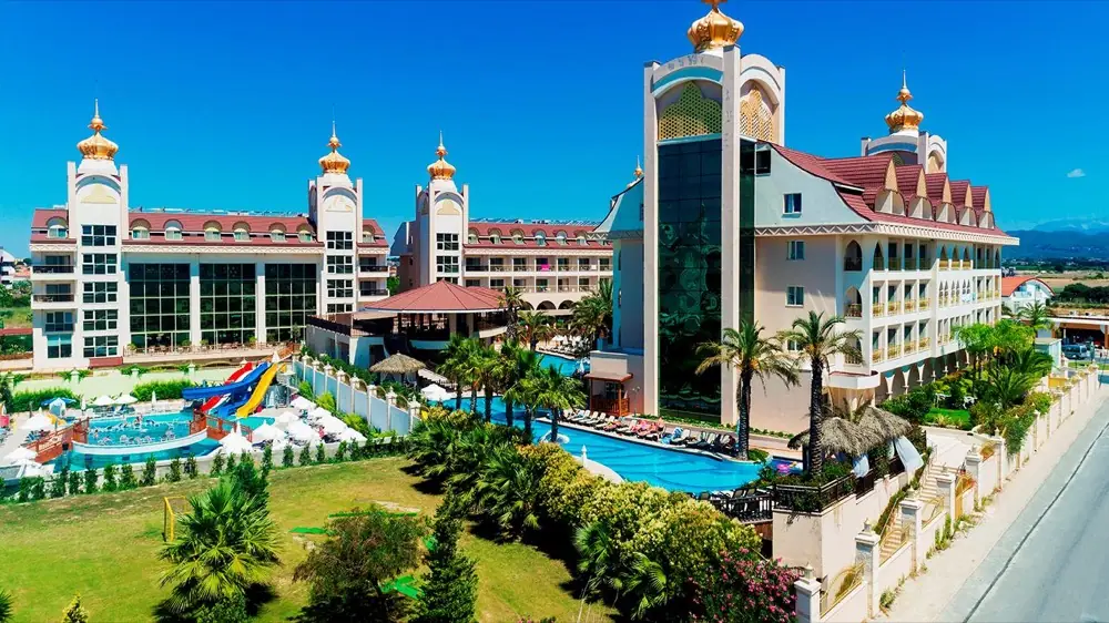 Hotel Side Crown Charm Palace
